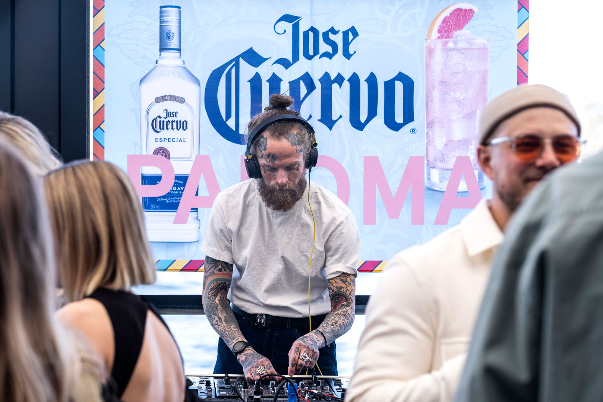 En dj spelar musik